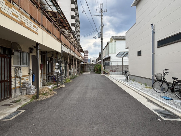 八尾市東太子、収益物件/文化住宅の前面道路を含む現地写真画像です