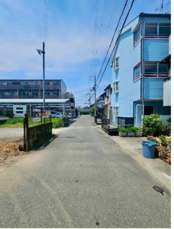 八尾市東山本新町、中古一戸建ての前面道路を含む現地写真画像です