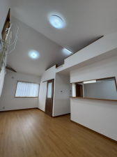 八尾市小畑町、中古一戸建ての居間画像です