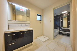 八尾市萱振町、新築一戸建ての洗面画像です