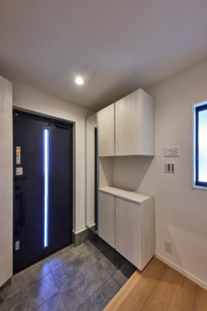 八尾市萱振町、新築一戸建ての玄関画像です