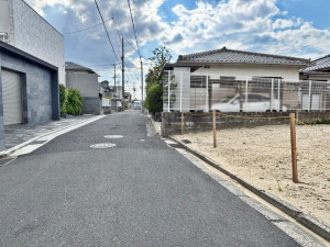 八尾市東山本町、土地の前面道路を含む現地写真画像です