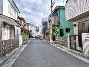 八尾市刑部、中古一戸建ての前面道路を含む現地写真画像です
