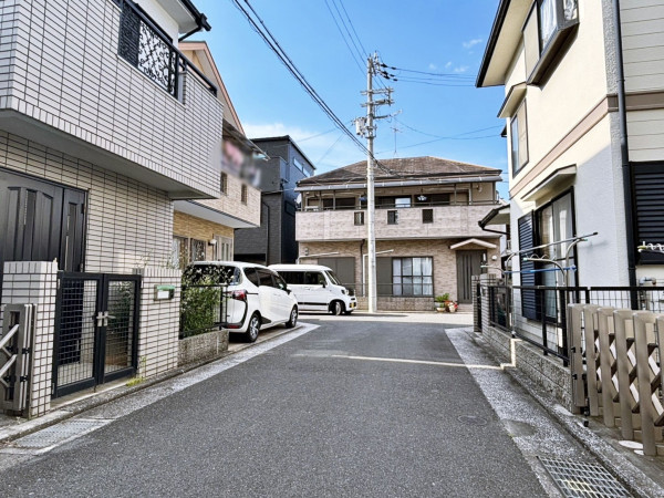 八尾市刑部、中古一戸建ての前面道路を含む現地写真画像です