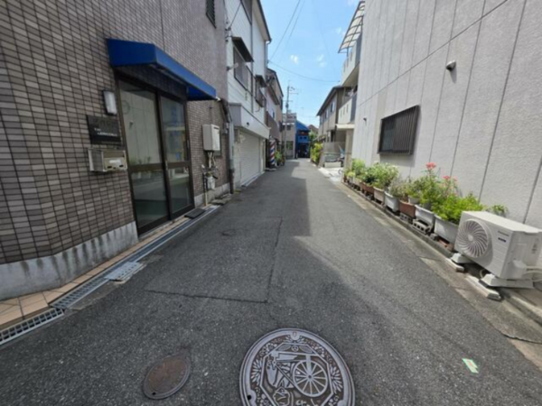 八尾市本町、中古一戸建ての前面道路を含む現地写真画像です