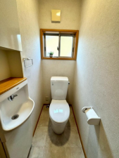 八尾市沼、中古一戸建てのトイレ画像です