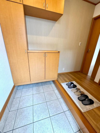 八尾市沼、中古一戸建ての玄関画像です