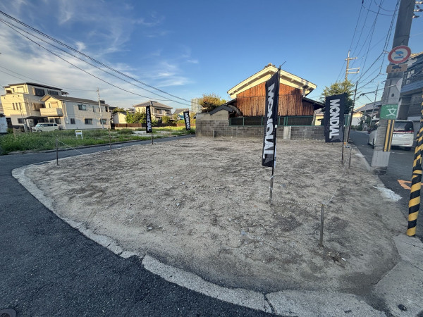 八尾市亀井町、土地の前面道路を含む現地写真画像です