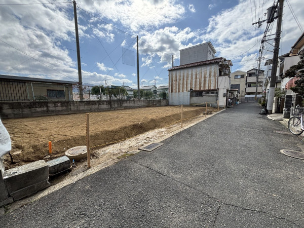 八尾市山本町南、土地の前面道路を含む現地写真画像です