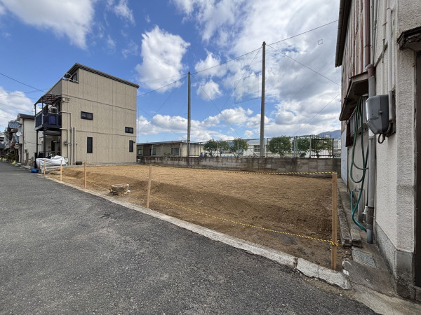 八尾市山本町南、土地の前面道路を含む現地写真画像です