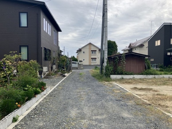 八戸市根城、土地の前面道路を含む現地写真画像です