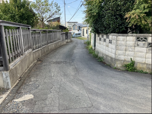 八戸市吹上、土地の前面道路を含む現地写真画像です