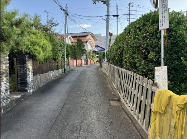 八戸市吹上、土地の前面道路を含む現地写真画像です