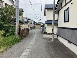 八戸市大字糠塚、土地の前面道路を含む現地写真画像です