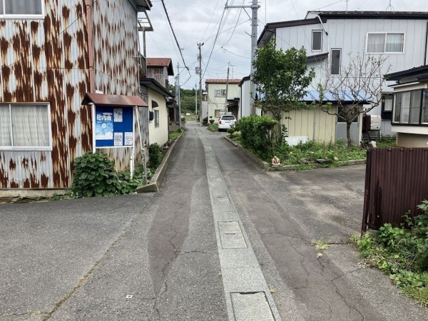 八戸市大字糠塚、土地の前面道路を含む現地写真画像です