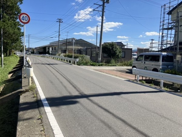 八戸市大字長苗代、土地の前面道路を含む現地写真画像です