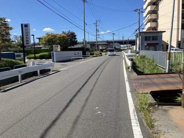 八戸市大字長苗代、土地の前面道路を含む現地写真画像です