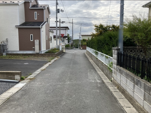 八戸市桜ケ丘、新築一戸建ての前面道路を含む現地写真画像です