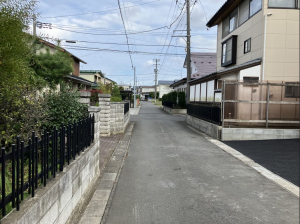 八戸市桜ケ丘、新築一戸建ての前面道路を含む現地写真画像です