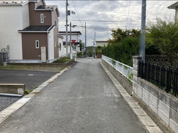 八戸市桜ケ丘、新築一戸建ての前面道路を含む現地写真画像です