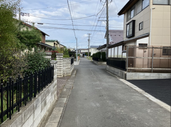 八戸市桜ケ丘、新築一戸建ての前面道路を含む現地写真画像です