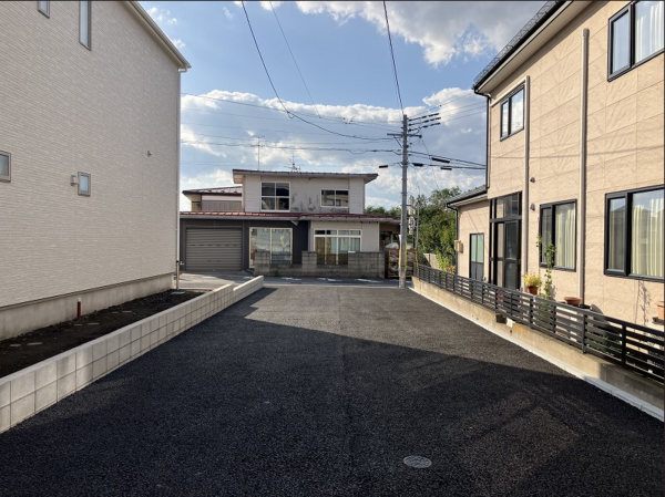 八戸市大字新井田、新築一戸建ての前面道路を含む現地写真画像です