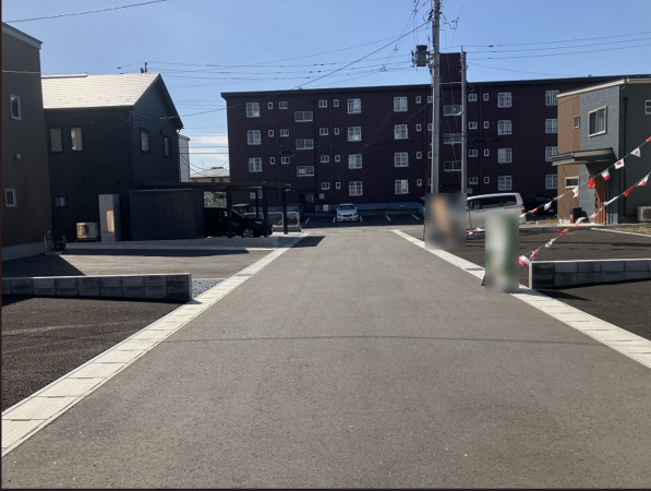 八戸市多賀台、新築一戸建ての前面道路を含む現地写真画像です