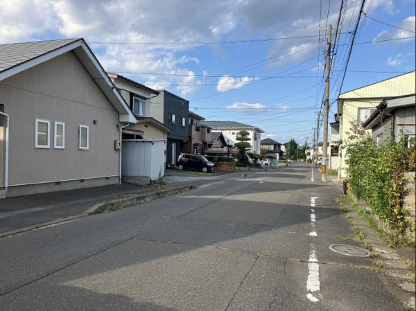 八戸市諏訪、中古一戸建ての前面道路を含む現地写真画像です