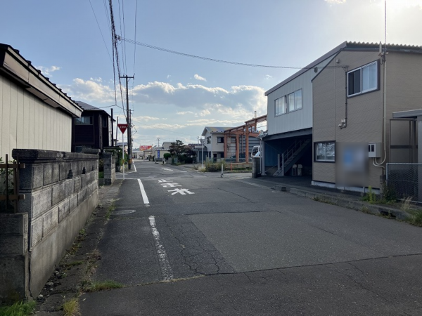 八戸市諏訪、中古一戸建ての前面道路を含む現地写真画像です