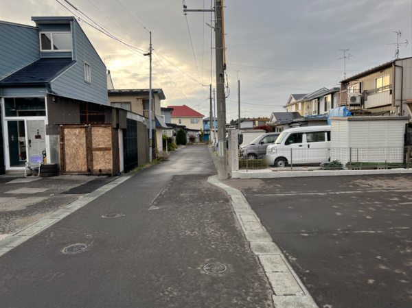 八戸市大字河原木、新築一戸建ての前面道路を含む現地写真画像です