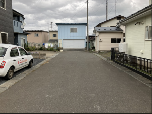 八戸市大字湊町、中古一戸建ての前面道路を含む現地写真画像です