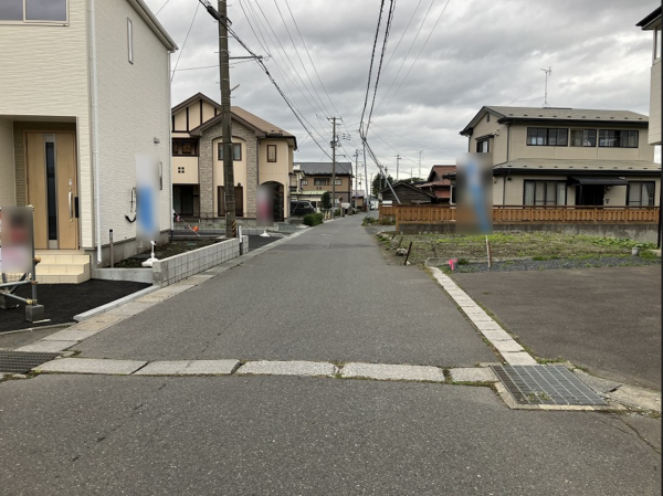 八戸市大字湊町、中古一戸建ての前面道路を含む現地写真画像です