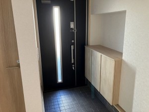 八戸市大字妙、中古一戸建ての玄関画像です