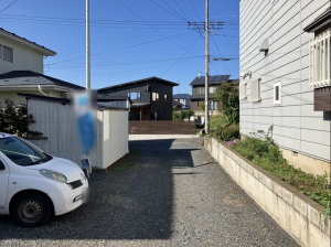 八戸市大字妙、中古一戸建ての前面道路を含む現地写真画像です