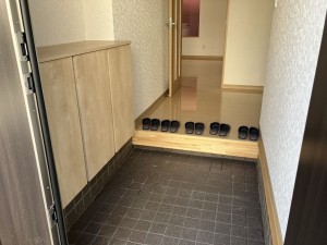 八戸市大字妙、中古一戸建ての玄関画像です