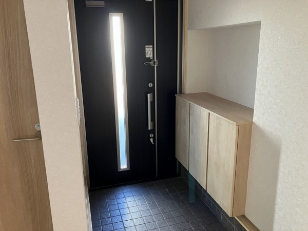 八戸市大字妙、中古一戸建ての玄関画像です