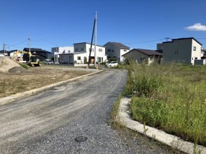 八戸市大字尻内町、土地の前面道路を含む現地写真画像です