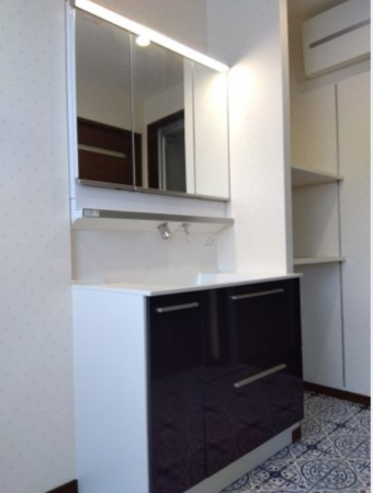 八戸市大字大久保、中古一戸建ての洗面画像です