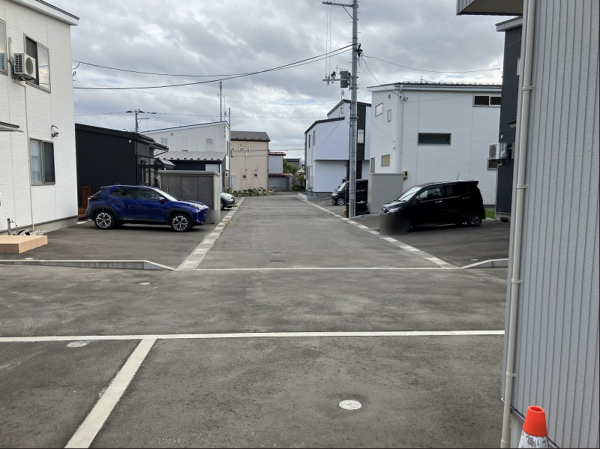 八戸市大字大久保、中古一戸建ての前面道路を含む現地写真画像です