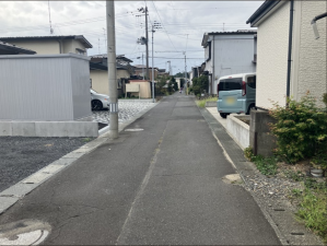 八戸市根城、土地の前面道路を含む現地写真画像です