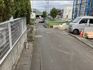 八戸市根城、新築一戸建ての前面道路を含む現地写真画像です