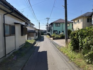 八戸市大字妙、中古一戸建ての前面道路を含む現地写真画像です