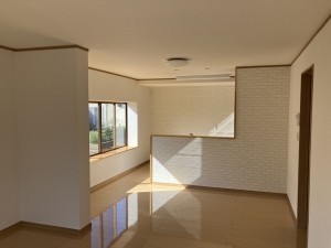 八戸市大字妙、中古一戸建ての居間画像です