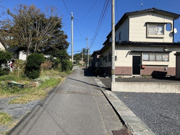 八戸市大字妙、中古一戸建ての前面道路を含む現地写真画像です