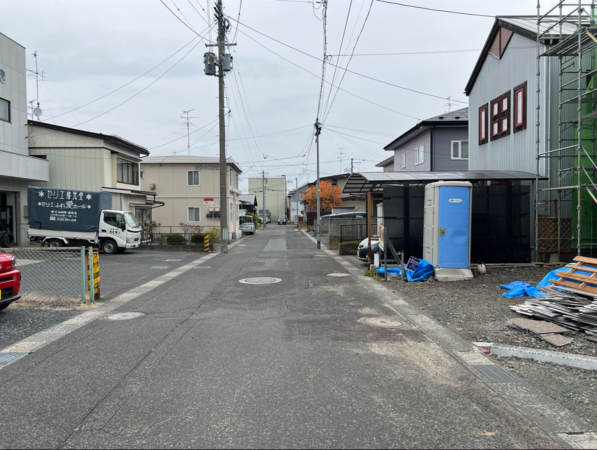 八戸市江陽、新築一戸建ての前面道路を含む現地写真画像です