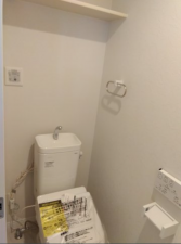 八戸市長根、新築一戸建てのトイレ画像です