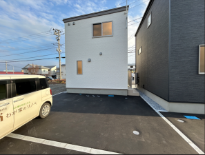 八戸市長根、新築一戸建ての駐車場画像です