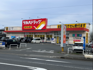 八戸市長根、新築一戸建てのドラッグストア画像です