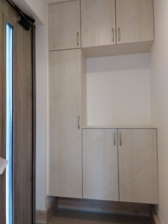 八戸市長根、新築一戸建ての玄関画像です