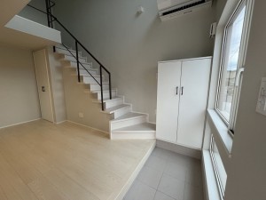 八戸市白銀、新築一戸建ての玄関画像です